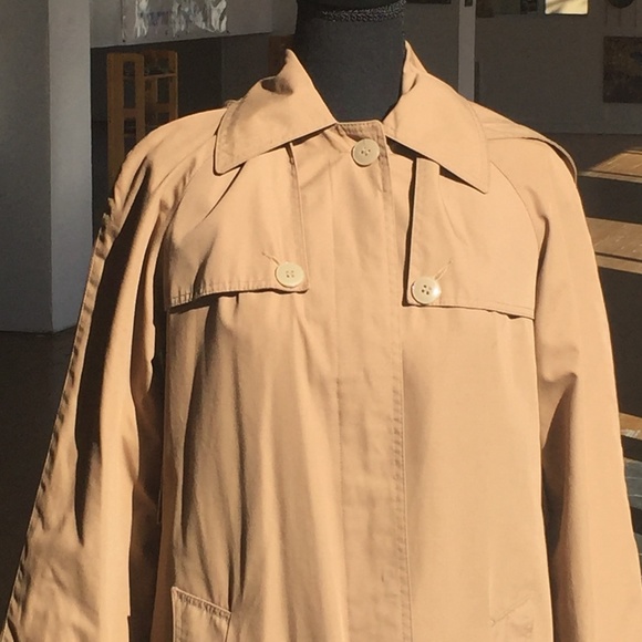 Vintage trench coat with removable hood and liner. - Picture 3 of 9